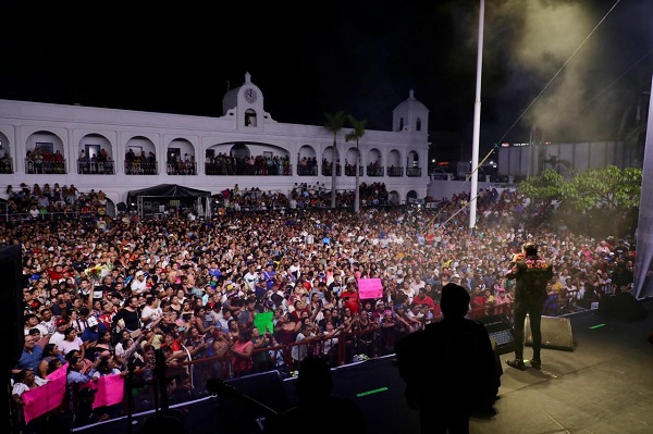 CON UN LLENO HASTA LAS LÁMPARAS, LUIS ÁNGEL «EL FLACO» CANTÓ CON EL CORAZÓN EN PENÚLTIMO DÍA DE SANTA ANA