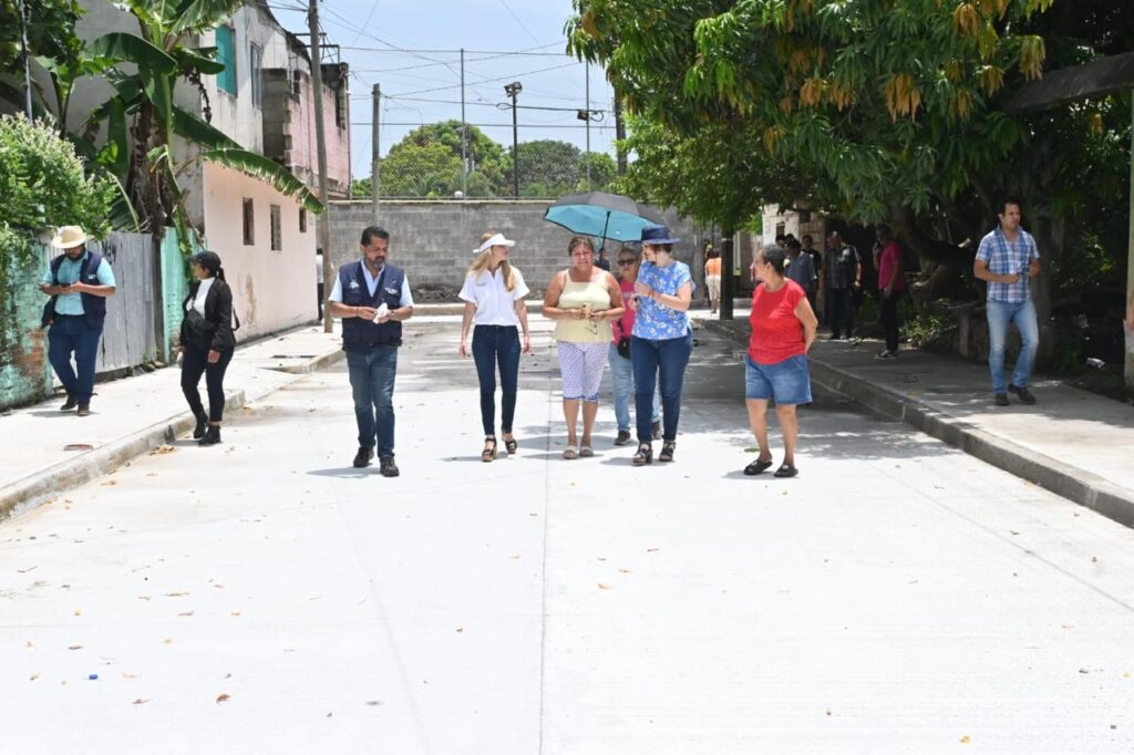 SUPERVISA PATY LOBEIRA LA OBRA INTEGRAL DE PAVIMENTACIÓN CON CONCRETO HIDRÁULICO EN CIRCUITO DE LA COLONIA LOS RÍOS 