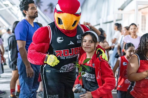 ACADEMIA HALCONES ROJOS PLANTA FUTURO CON 200 ÁRBOLES