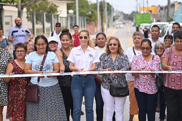 INAUGURA PATY LOBEIRA OBRA DE PAVIMENTACIÓN EN CONCRETO HIDRÁULICO DEL CIRCUITO RÍO PAPALOAPAN EN LA COLONIA LOS RÍOS