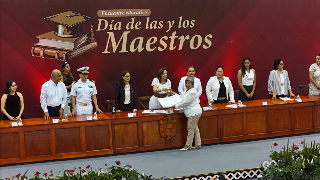 VERACRUZ RECONOCE A QUIENES ENSEÑAN NO SOLO CON LIBROS, SINO CON EL EJEMPLO 