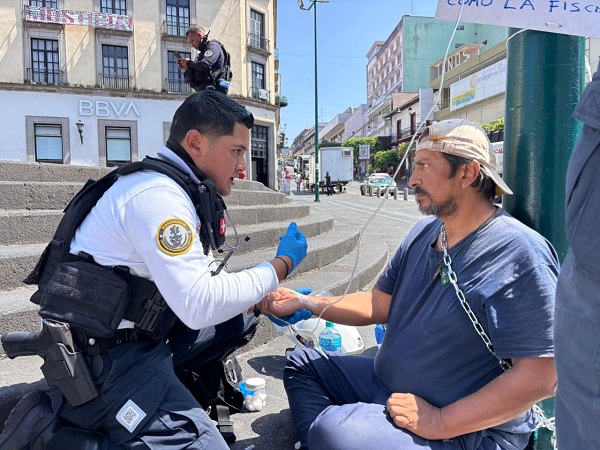 HUELGUISTA DE HAMBRE SIGUE ENCADENADO FRENTE A PALACIO DE GOBIERNO