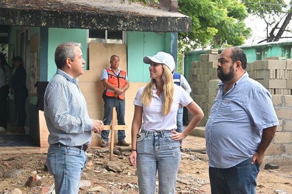 LA ALCALDESA PATY LOBEIRA SUPERVISA OBRA EN EL CENTRO DE SALUD ANIMAL