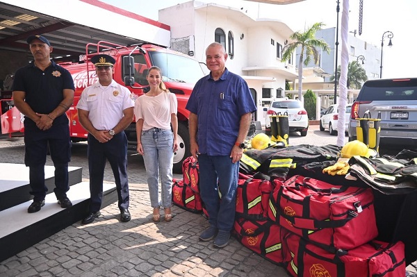 ENTREGA PATY LOBEIRA EQUIPOS DE PROTECCIÓN AL CUERPO DE BOMBEROS DE VERACRUZ
