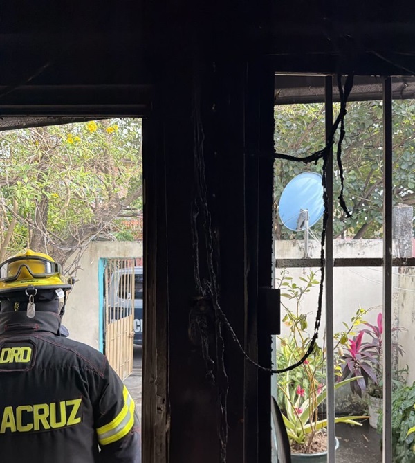 ATIENDEN BOMBEROS Y PC, REPORTE DE INCENDIO EN LA COLONIA POCITOS Y RIVERA