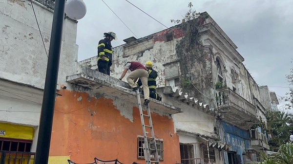 OLOR A GAS PONE A CORRER A LOS BOMBEROS EN EL CENTRO DE LA CIUDAD