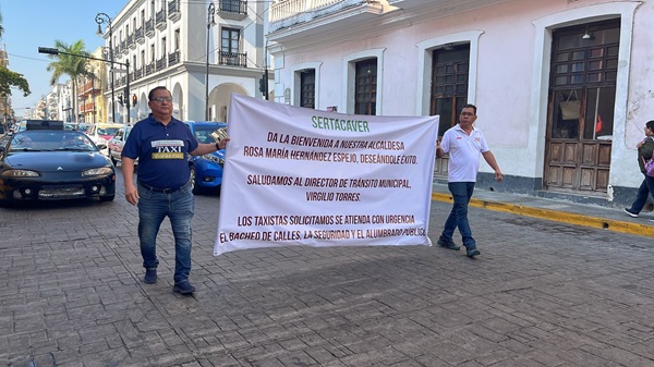 TAXISTAS MARCHAN POR EL CENTRO DE LA CIUDAD, PIDEN REDUCCIÓN DE LAS TARIFAS EN MULTAS DE TRÁNSITO