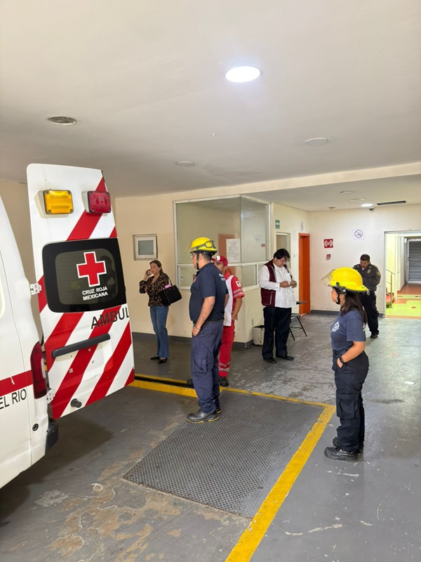 PROTECCIÓN CIVIL Y BOMBEROS ATIENDEN A MENOR TRAS INCIDENTE ESCOLAR