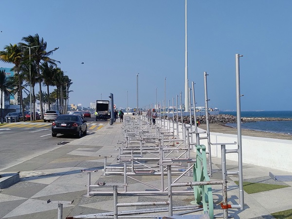 EMPIEZA LA COLOCACIÓN DE GRADAS SOBRE EL BULEVAR