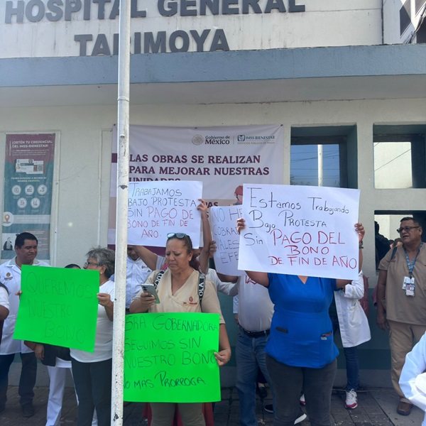 TRABAJADORES DEL HOSPITAL REGIONAL Y TARIMOYA EXIGEN SU PAGO DE FIN DE AÑO