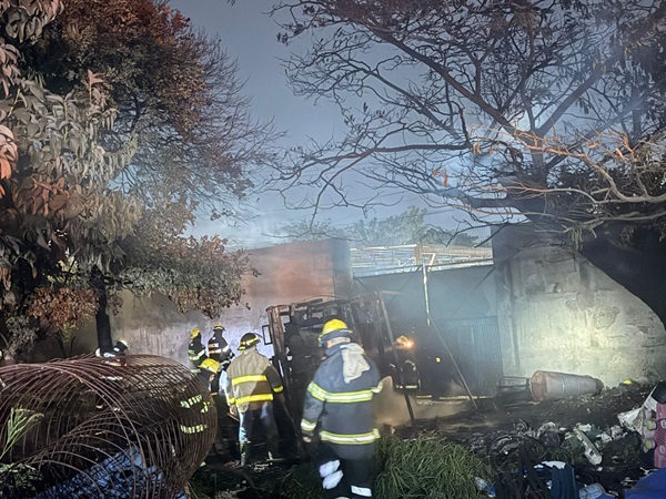 PC Y BOMBEROS MUNICIPALES SOFOCARON INCENDIO REGISTRADO EN COLONIA EL COYOL, NO HUBO VICTIMAS