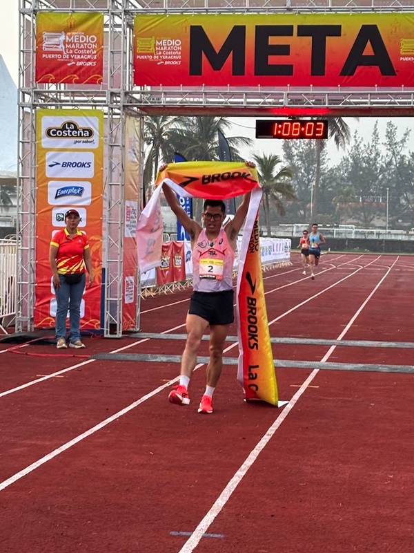 CONQUISTAN ELISA SÁNCHEZ Y HESIQUIO ROMERO EL  MEDIO MARATÓN PUERTO DE VERACRUZ 2026