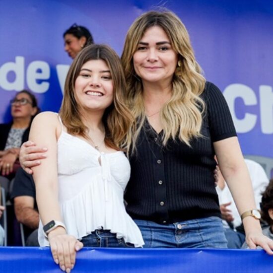 ALCALDESA MARYJOSE GAMBOA DISFRUTÓ DEL PRIMER DESFILE DEL CARNAVAL 2026