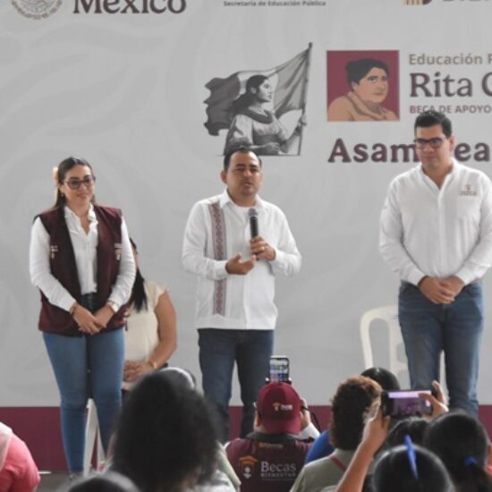TODAS LAS NIÑAS Y NIÑOS DE PRIMARIAS PÚBLICAS EN VERACRUZ RECIBIRÁN UNA BECA PARA UNIFORMES Y ÚTILES ESCOLARES