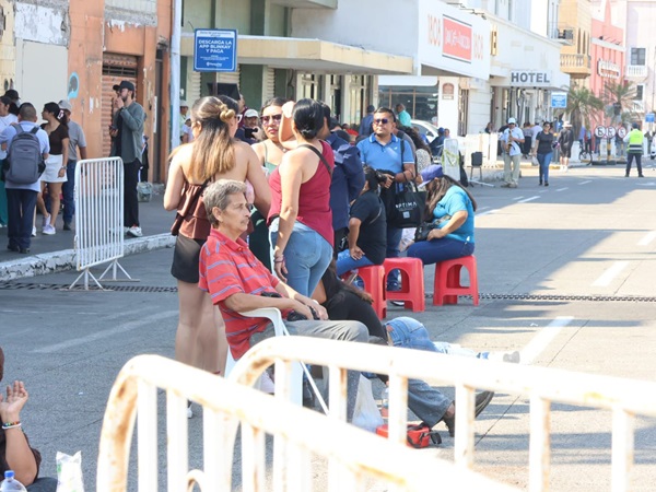 SEGUIDORES DE LA BANDA MS EMPIEZAN A CONGREGARSE EN LA ZONA DE LA MACROPLAZA