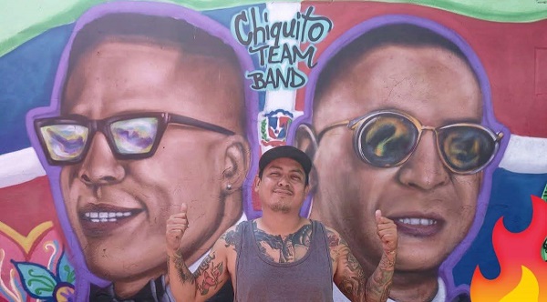 MURALISTA RINDE TRIBUTO A SALSEROS EN EL BARRIO DE LA HUACA