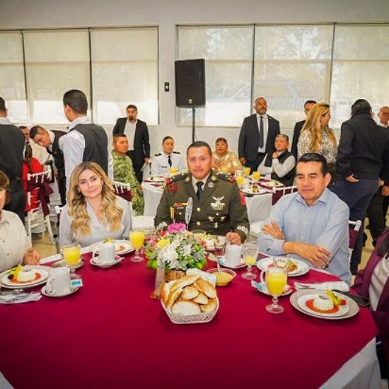 RECONOCE GOBIERNO DE BOCA DEL RÍO LA LEALTAD Y ENTREGA DEL EJÉRCITO MEXICANO