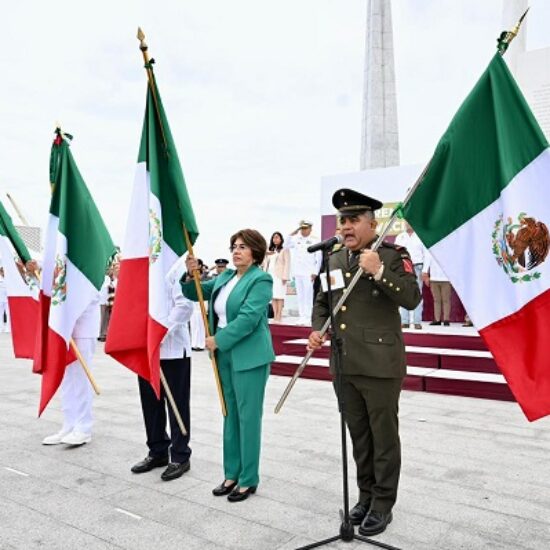 REAFIRMA AYUNTAMIENTO DE VERACRUZ VALORES CÍVICOS CON RENOVACIÓN Y ENTREGA DE 231 BANDERAS