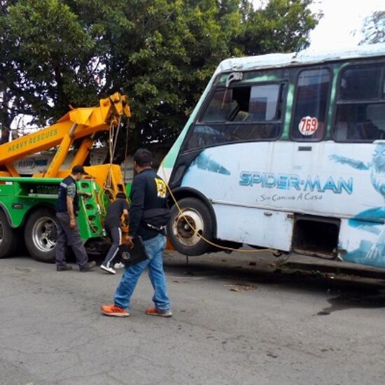 RECUPERA AYUNTAMIENTO DE VERACRUZ ORDEN DE VIALIDADES RETIRANDO “VEHÍCULOS MACETA”