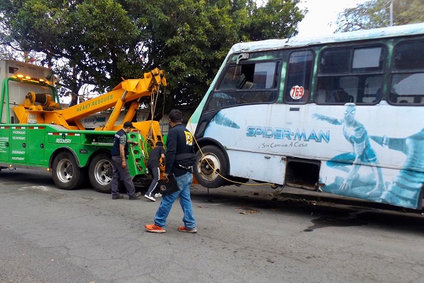 RECUPERA AYUNTAMIENTO DE VERACRUZ ORDEN DE VIALIDADES RETIRANDO “VEHÍCULOS MACETA”
