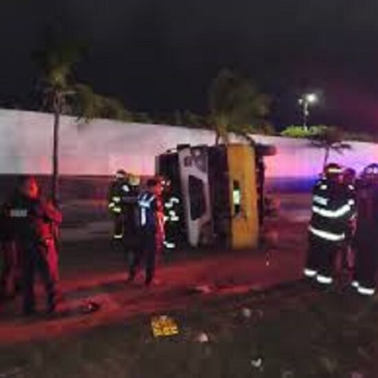 ATIENDEN PC MUNICIPAL Y FUERZAS DE AUXILIO VOLCADURA DE AUTOBÚS CON 14 LESIONADOS