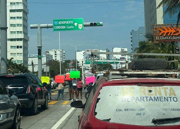 CONTINÚAN MANIFESTACIONES DE FAMILIARES DE JOVEN DETENIDO POR RIÑA EN LA HUGO SÁNCHEZ