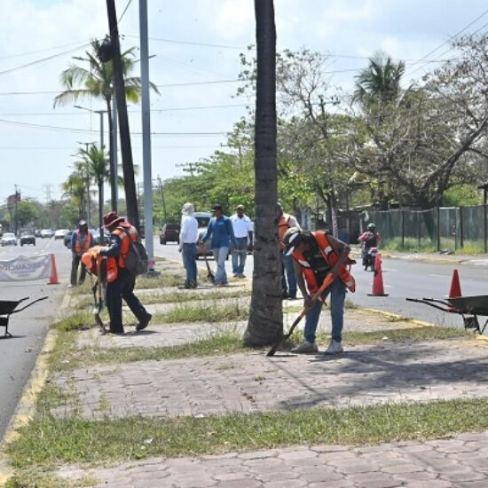 INTENSIFICA AYUNTAMIENTO DE VERACRUZ ACCIONES DE LIMPIEZA DE CANALES Y MANTENIMIENTO VIAL PARA MEJORAR EL ENTORNO URBANO