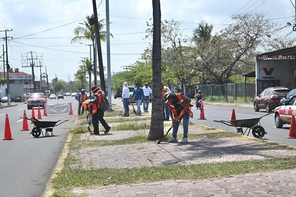 INTENSIFICA AYUNTAMIENTO DE VERACRUZ ACCIONES DE LIMPIEZA DE CANALES Y MANTENIMIENTO VIAL PARA MEJORAR EL ENTORNO URBANO