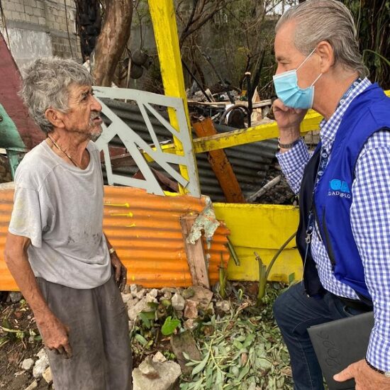 DIF BOCA DEL RÍO BRINDA APOYO A ADULTOS MAYORES AFECTADOS POR INCENDIO EN LA COLONIA CARRANZA