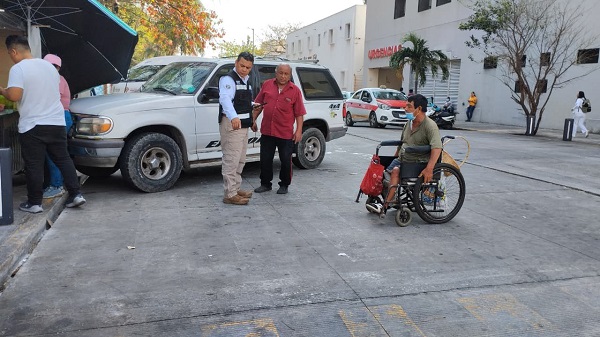 LIBERA TRÁNSITO VIALIDADES EN LAS INMEDIACIONES DE LA TORRE PEDIÁTRICA PARA FACILITAR PASO DE AMBULANCIAS