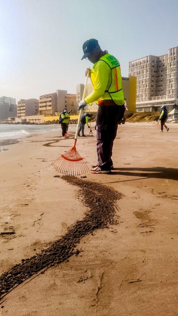 GOBIERNO DE BOCA DEL RÍO ACTIVA FUERZA DE TAREA PARA LIMPIAR PLAYAS TRAS LLEGADA DE PETRÓLEO