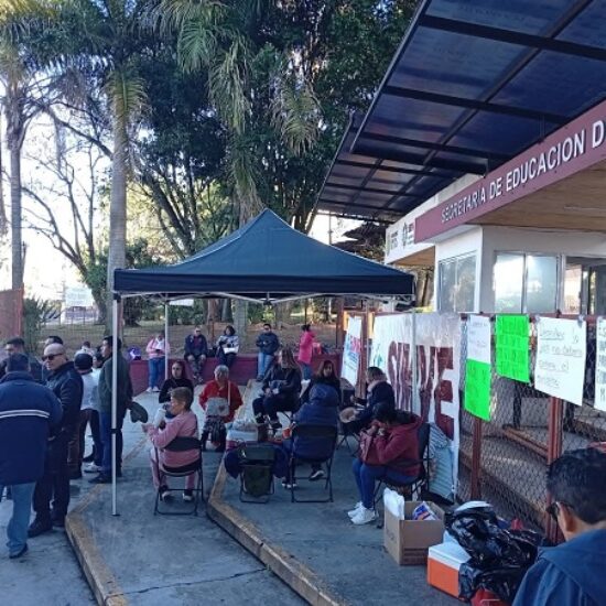 TOMAN AGREMIADOS DE SIMVE VARIAS OFICINAS DE LA SEV, EXIGEN ATENCIÓN A DIVERSAS DEMANDAS