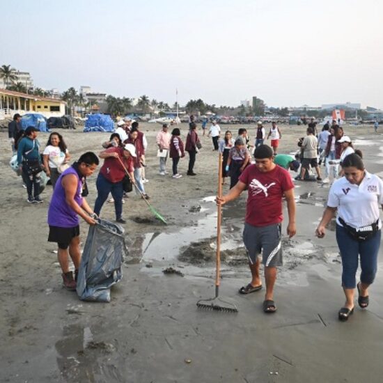 REFUERZA AYUNTAMIENTO DE VERACRUZ ACCIONES COORDINADAS PARA LIMPIEZA DE PLAYAS