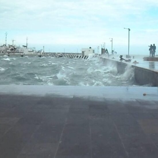 TURISTAS QUEDARON  ATRAPADOS EN EL MUELLE, FUERON SORPRENDIDOS POR EL NORTE