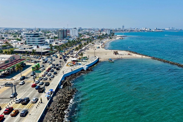 GOBERNADORA RECORRE LAS PLAYAS DE VERACRUZ CON LA ALCALDESA ROSA MARIA HERNANDEZ