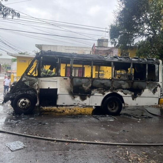 SE INCENDIA AUTOBÚS DEL TRANSPORTE DE PASAJEROS EN VERACRUZ