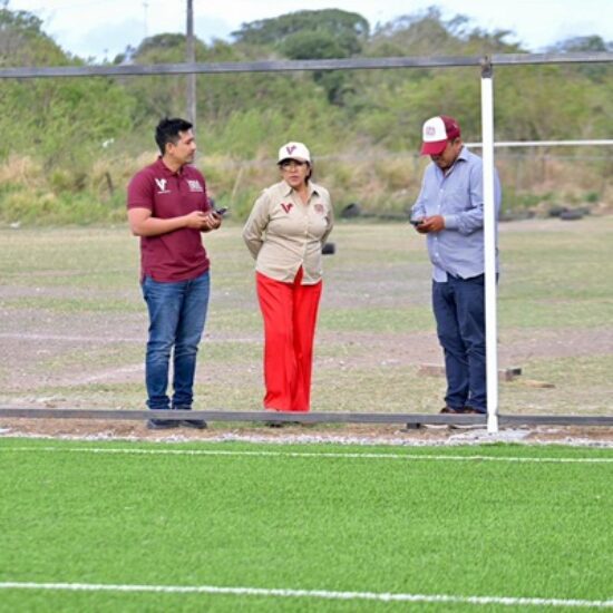 SUPERVISA ALCALDESA DE VERACRUZ CONSTRUCCIÓN DE CANCHAS DE FUTBOL EN EL MUNICIPIO