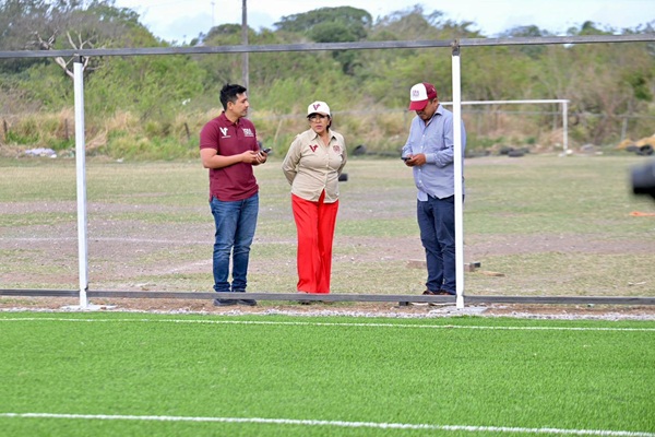 SUPERVISA ALCALDESA DE VERACRUZ CONSTRUCCIÓN DE CANCHAS DE FUTBOL EN EL MUNICIPIO