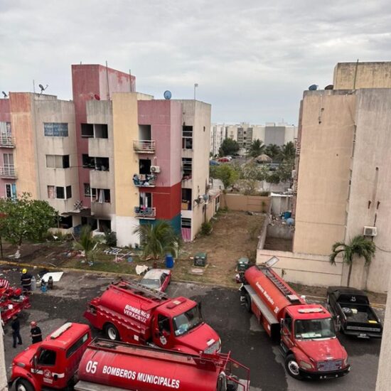ATIENDEN BOMBEROS Y PC MUNICIPAL DE VERACRUZ INCENDIO TRAS EXPLOSIÓN EN RINCÓN DE PALMA REAL