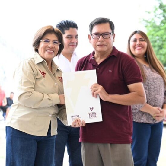 ENTREGA AYUNTAMIENTO DE VERACRUZ 255 ESCRITURAS A FAMILIAS VERACRUZANAS