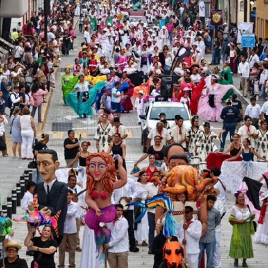 MAGNO DESFILE DE LA VERACRUZANEIDAD REÚNE A MILES DE JAROCHAS Y JAROCHOS EN EL CENTRO HISTÓRICO