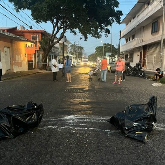 BLOQUEAN JB LOBOS PARA EXIGIR SERVICIO DE ENERGIA ELECTRICA