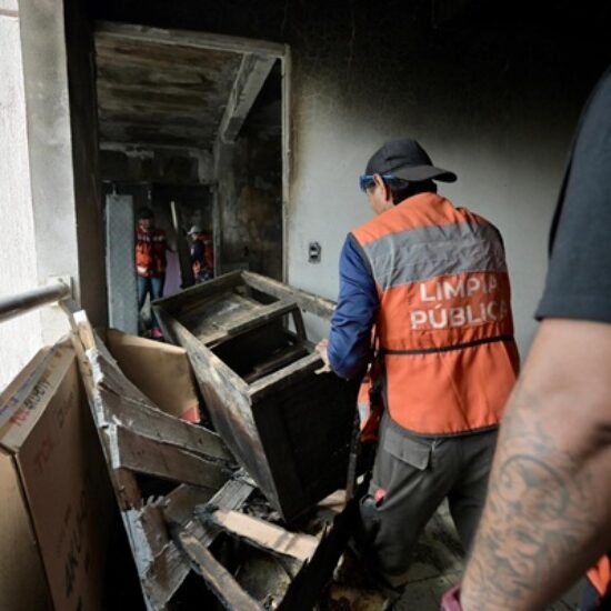 ENCABEZA ALCALDESA DE VERACRUZ LIMPIEZA DE DEPARTAMENTOS AFECTADOS POR INCENDIO