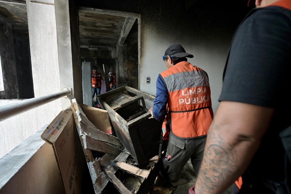 ENCABEZA ALCALDESA DE VERACRUZ LIMPIEZA DE DEPARTAMENTOS AFECTADOS POR INCENDIO