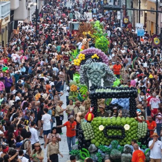 AYUNTAMIENTO DE VERACRUZ CELEBRA A LA NIÑEZ CON ESPECTACULAR DESFILE DE GLOBOFLEXIA Y MÚSICA EN VIVO