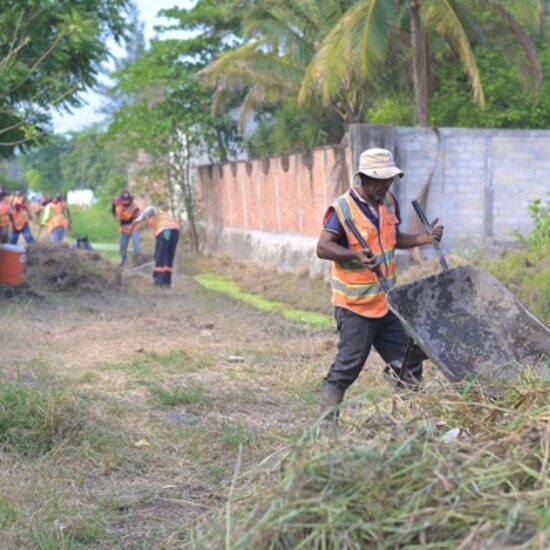 REFUERZA AYUNTAMIENTO DE VERACRUZ LIMPIEZA DE CANALES ANTE TEMPORADA DE LLUVIAS