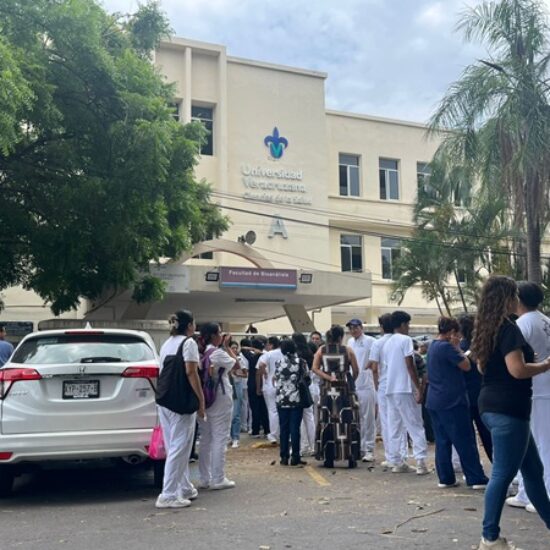 EVACUAN ALUMNOS DE MEDICINA DE LA UV POR EXPLOSION