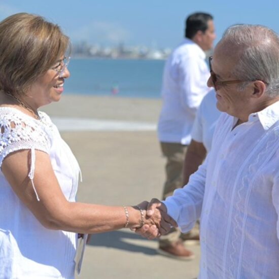 CONMEMORA AYUNTAMIENTO DE VERACRUZ EL DÍA DEL MAESTRO EN LA PLAZA CÍVICA DEL MAGISTERIO