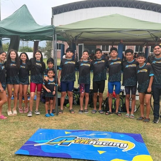 BRILLA PREEQUIPO DE ACUÁTICA TRIRACING EN CIRCUITO JAROCHO DE NATACIÓN
