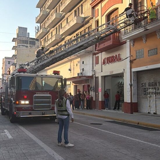 RESCATAN BOMBEROS Y PC MUNICIPAL A ADULTA MAYOR ATRAPADA EN BALCÓN DEL CENTRO HISTÓRICO DE VERACRUZ